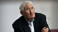 Всемирно известный немецкий философ Юрген Хабермас выступает перед журналистами в аудитории Афинской философской школы 6 августа 2013 года.