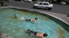 موج گرما و دو کودک در حوض شهری