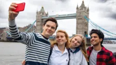 ਲੰਡਨ ਪੁਲ ਦੇ ਸਾਹਮਣੇ ਸੈਲਫੀ ਲੈਂਦੇ ਕੁਝ ਦੋਸਤ