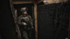 Боєць 128 гірсько-штурмової бригади ЗСУ на позиції. Саме цей підрозділ тримає ділянку фронту біля міст Оріхів та Кам'янське