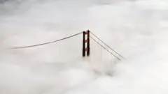 A Golden Gate em meio às nuvens