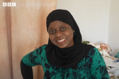 Elle renonce à un salaire de 3 000 euros pour se lancer dans la teinture au Sénégal