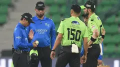 खेळाडू आणि अंपायर