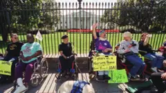 Um protesto de pessoas com deficiência em frente à Casa Branca