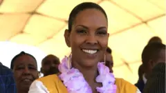 ወይዘሮ ሄለን ወረደ ኣብ እዋን ስነ ስርዓት ምረቓ ማእከል ጥዕና 'ፋይቭ ኤንጅልስ'