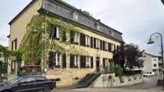 Un edificio histórico en el pueblo de Schengen.