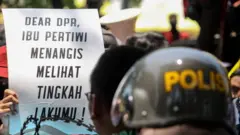 Gabungan mahasiswa berunjuk rasa di depan gedung DPRD Kabupaten Sidoarjo