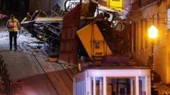 ポルトガル・リスボンのグロリア・ケーブルカーの脱線現場に立つ警官