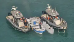 Semissubmersível não tripulado entre duas embarcações da marinha colombiana, em frente ao litoral de Parque Tayrona, perto de Santa Marta, na Colômbia, no dia 2 de julho de 2025