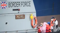 ورود مهاجرین به بریتانیا با قایق 
