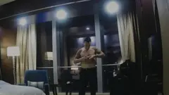 吉姆·拉特拉齊-奎特普（Jim Latrache-Qvortrup）扮演的「詹姆斯先生」，正將秘密錄音設備放在酒店房間內。