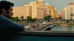 Wagner Moura como Marcelo em O Agente Secreto: ao fundo, Recife