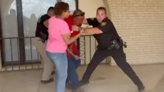 Un policía arresta a un padre de familia en la escuela secundaria Jefferson, en San Antonio Texas, 20 de septiebre 2022