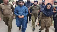 महिला कॉन्सटेबल फ़ैज़ा नवाज़ ने वकील मुख्तार को हथकड़ियां बांधी थीं.