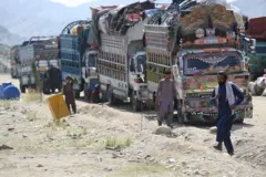 تورخم کې د اوښتونکو خلکو لارۍ