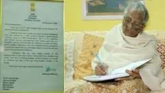 डॉ. लक्ष्मी आपल्या परिचितांना स्वतःच्या हाताने पत्र लिहितात. राष्ट्रपती द्रौपदी मुर्मू यांनी त्यांना पत्र लिहून त्यांचे कौतुक केले. 