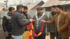 आकिब डार के पिता को सम्मानित करते स्थानीय