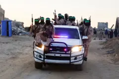مسلحون من حركة حماس يصلون على متن سيارة قبل إطلاق سراح الرهائن المحتجزين في غزة منذ الهجوم المميت في 7 أكتوبر 2023، كجزء من وقف إطلاق النار وصفقة تبادل الأسرى بين حماس وإسرائيل في خان يونس، جنوب قطاع غزة، 15 فبراير 2025