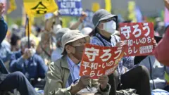 Des Japonais lors d'une manifestation.