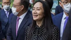 24일 캐나다 밴쿠버 법원을 나서며 웃음 짓고 있는 멍완저우 화웨이 부회장