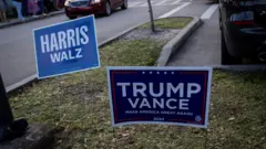 لافتات خارج مركز اقتراع في مقاطعة بالم بيتش أثناء التصويت المبكر للانتخابات الرئاسية الأمريكية.