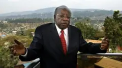 Faustin Twagiramungu yiyamamaje mu matora ya perezida mu Rwanda mu 2003