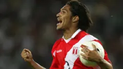 Paolo Guerrero marca el primer de sus 11 tantos en la Copa América.