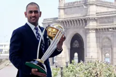 विश्व कप ट्राफी के साथ महेंद्र सिंह धोनी.