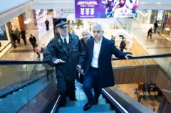 Agentes de policía junto al alcalde de Londres, Sadiq Khan, en el centro comercial Westfield en 2024.