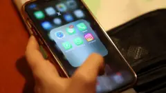 आईफोनमा विभिन्न सामाजिक सञ्जालका आइकन 