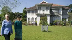 အမေရိကန်နိုင်ငံခြားရေးဝန်ကြီး ဟီလာရီကလင်တန်နဲ့ ဒေါ် အောင်ဆန်းစုကြည်တို့ကို အမှတ် ၅၄ ခြံဝင်းထဲမှာ ၂၀၁၁ ခုနှစ်တုန်းက မြင်တွေ့ရတာဖြစ်ပါတယ် 