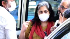মুম্বাইয়ের সান্তাক্রুজ থানায় আনা হচ্ছে তিস্তা সেতালভাদকে