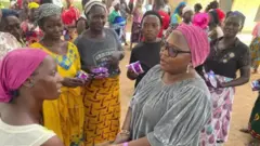 Aworan  obinrin to n gba paadi