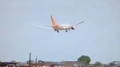 Snimak prikazuje avion Er Indije kako se spušta nekoliko trenutaka pre pada