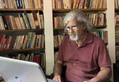 ලියන්න විශේෂ කාලයක් කියල එකක් නැහැ. මම උදෙත් ලියනවා දවලුත් ලියනවා රෑත් ලියනවා. ලියන්නෙ පරිගණකයෙන් නිසා මට කාමරේ ඉන්න සිද්ධ වෙනවා. ලියන වෙලාවට කවුරුහරි ආවොත් ගිහින් කතා කරනවා. වෙන වැඩක් තිබුණොත් ඒකටත් නැගිටල යනවා. ලියන එක මගෙ රොමෑන්ටික් වැඩක් නෙමෙයි. 