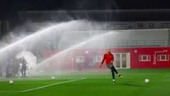 축구 경기장에 물이 뿌려지는 모습