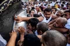 Me ya sa mutane ke rububin taɓa  dutsen Hajaral-Aswad?