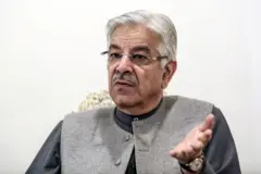 خواجه اصف چې خړبخون واسکټ او 