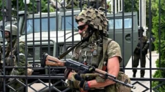 سربازی با اسلحه در مقابل وردی مقر 