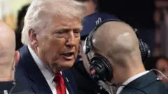 特朗普(中)在佛羅里達邁亞密出席終極格鬥冠軍賽(UFC)(11/4/2026)