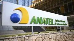 Placa com logotipo da Anatel