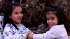عاد وائل قديح، وهو أب لخمسة أطفال، إلى أطلال منزله في جنوب قطاع غزة ليجمع ما بقي من أغراضه وأغراض أسرته