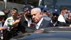 رئيس الوزراء الإسرائيلي بنيامين نتنياهو يزور موقع حادث إطلاق نار في القدس، 08 سبتمبر 2025. قُتل ما لا يقل عن خمسة أشخاص وأصيب العديد من الآخرين بإطلاق النار بعد حادث إطلاق نار في مفترق راموت في القدس، وفقًا لنجمة داوود الحمراء (MDA)، خدمات الطوارئ الوطنية في إسرائيل.