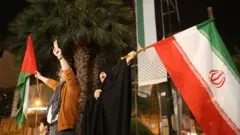 Personas celebran en Irán