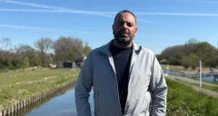 Cemil Önal'ın Türkiye ya da Kıbrıs olmadığı anlaşılan bir yerde çekilen fotoğrafı