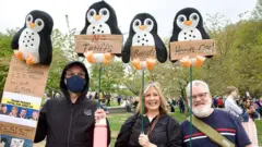 Em Washington, manifestantes satirizaram a decisão de Trump de taxar uma ilha australiana habitada por pinguins