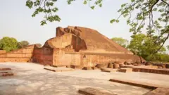 नालंदामध्ये पहिल्या विहाराची स्थापना सम्राट अशोक यांनी केली होती.