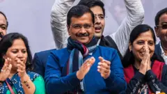 அரவிந்த் கேஜ்ரிவால்: இன்னும் சற்று நேரத்தில் டெல்லி முதல்வராக பதவி ஏற்கிறார்