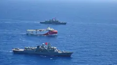Oruç Reis gemisi, bölgeye her seferinde beraberinde donanma gemileriyle gitti
