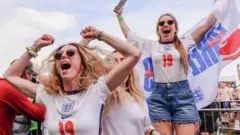 Фанатки сборной Англии